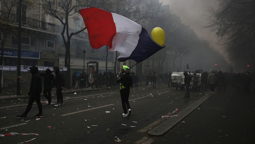 Krawalle Bei Massenprotest In Frankreich