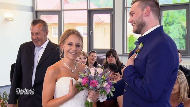 Hochzeit Auf Den Ersten Blick Video Marcel Ist Von Christina Uberwaltigt Sat 1