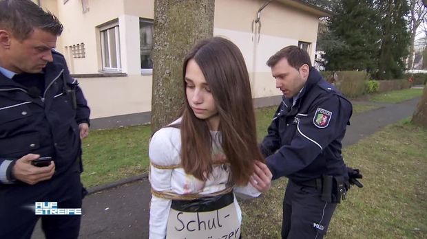 Und mädchen geknebelt gefesselt Mädchen Gefesselt Und mädchen geknebelt gefesselt Gefesselt Und