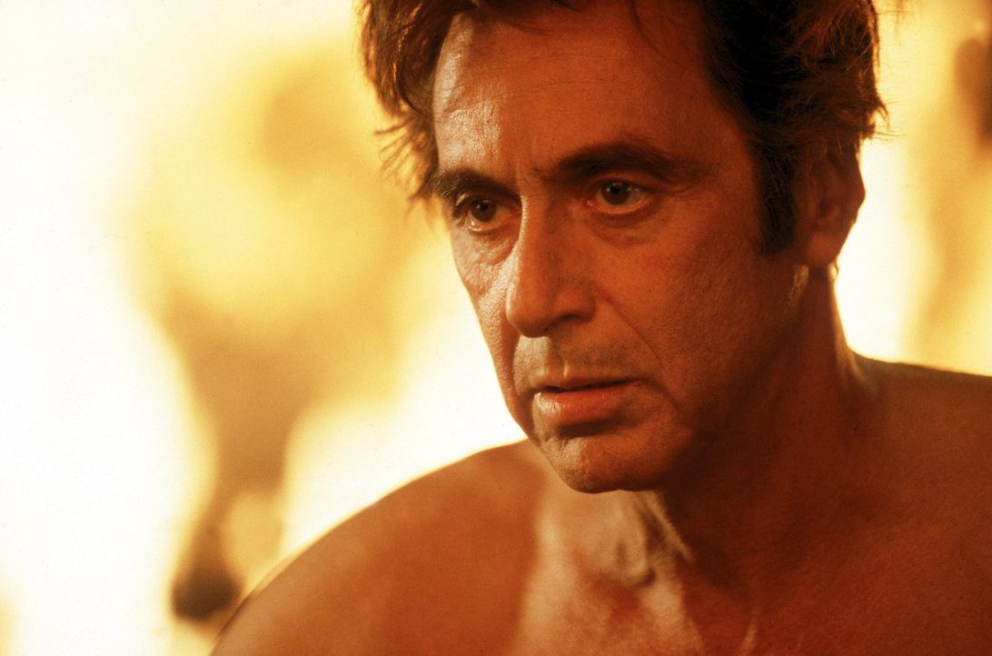 Kann sich Kevin Lomax aus den Fängen des Bösen (Al Pacino) befreien? - Bildquelle: Warner Bros.