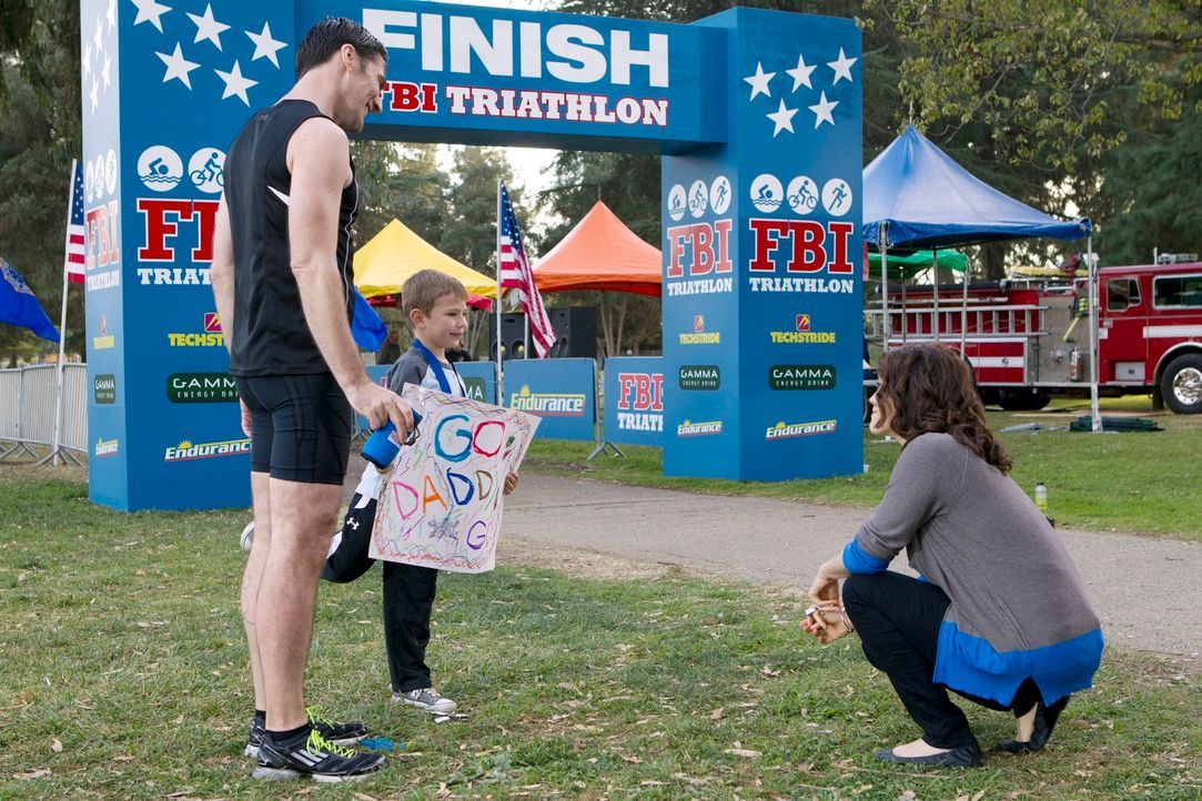 Nachdem Hotch (Thomas Gibson, l.) erfolgreich am FBI-Triathlon teilgenommen hat, stellt er seinem Sohn Jack (Cade Owens, M.) Beth (Bellamy Young, r.... - Bildquelle: ABC Studios