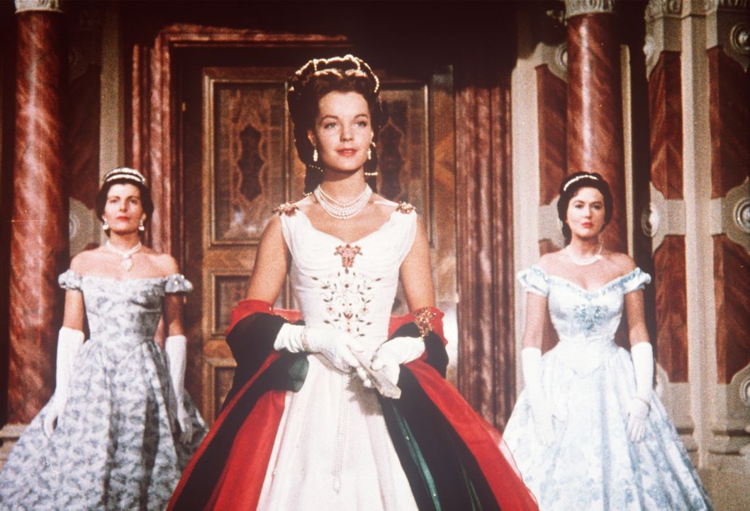 Bei einer Gala-Vorstellung in der Mailänder Scala kommt es für die schöne Kaiserin Sissi (Romy Schneider, M.) zum Eklat ... - Bildquelle: UFA-Filmverleih