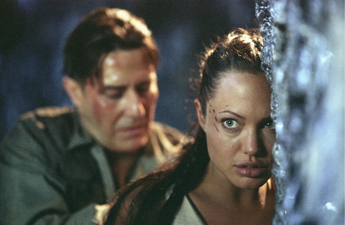 Auch wenn Lara (Angelina Jolie, r.) es geschafft hat, die Spur der Kugel bis nach Kenia zurückzuverfolgen, hat Reiss (Ciarán Hinds, l.) sie nach wie... - Bildquelle: 2003 by Paramount Pictures. All Rights Reserved.