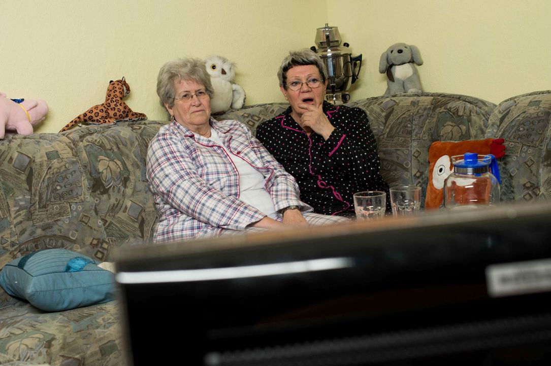Christel und Ingeborg lassen die Zuschauer in ihr Wohnzimmer, auf ihr Sofa und erleben mit ihnen wochenaktuell Deutschlands emotionalste, lustigste... - Bildquelle: Claudius Pflug SAT.1