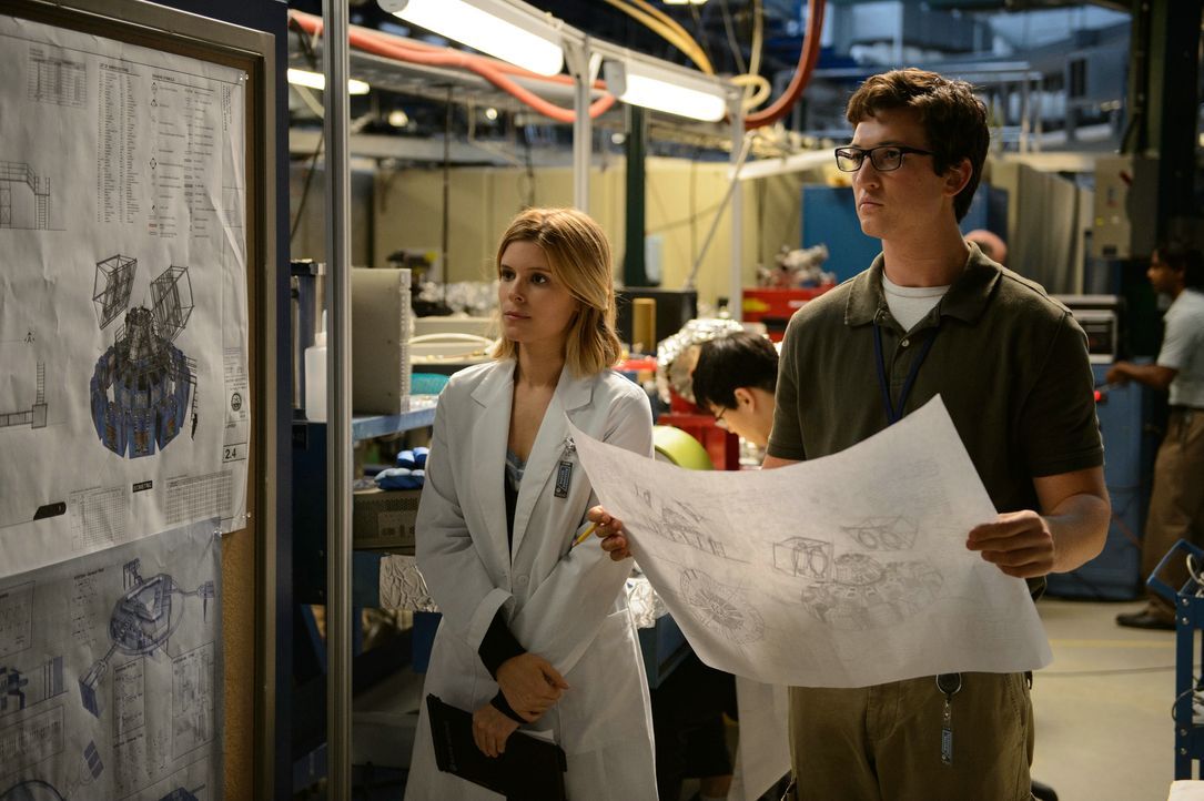 Zusammen arbeiten die Wissenschaftler Susan Storm (Kate Mara, l.) und Reed Richards (Miles Teller, r.) an einem Tor, das es dem Militär ermöglichen... - Bildquelle: 2015 Constantin Film Verleih GmbH.