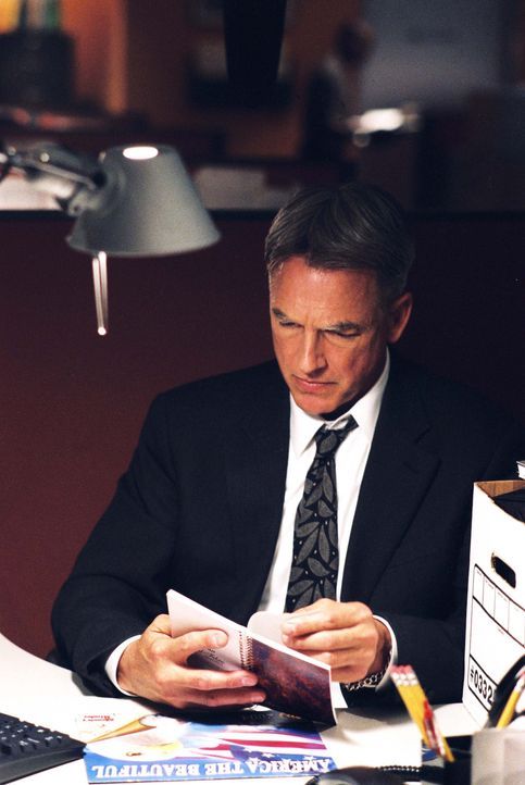 Gibbs (Mark Harmon) arbeitet an einem Fall, den er sehr persönlich nimmt, da der ermordete Agent Pacci ein Freund von ihm war ... - Bildquelle: CBS Television
