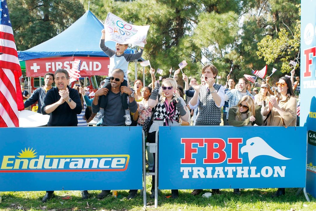Feuern Hotch beim FBI-Triathlon an: Derek (Shemar Moore, 2.v.l.), Prentiss (Paget Brewster, r.), JJ (A. J. Cook, 2.v.r.), Reid (Matthew Gray Gubler,... - Bildquelle: ABC Studios