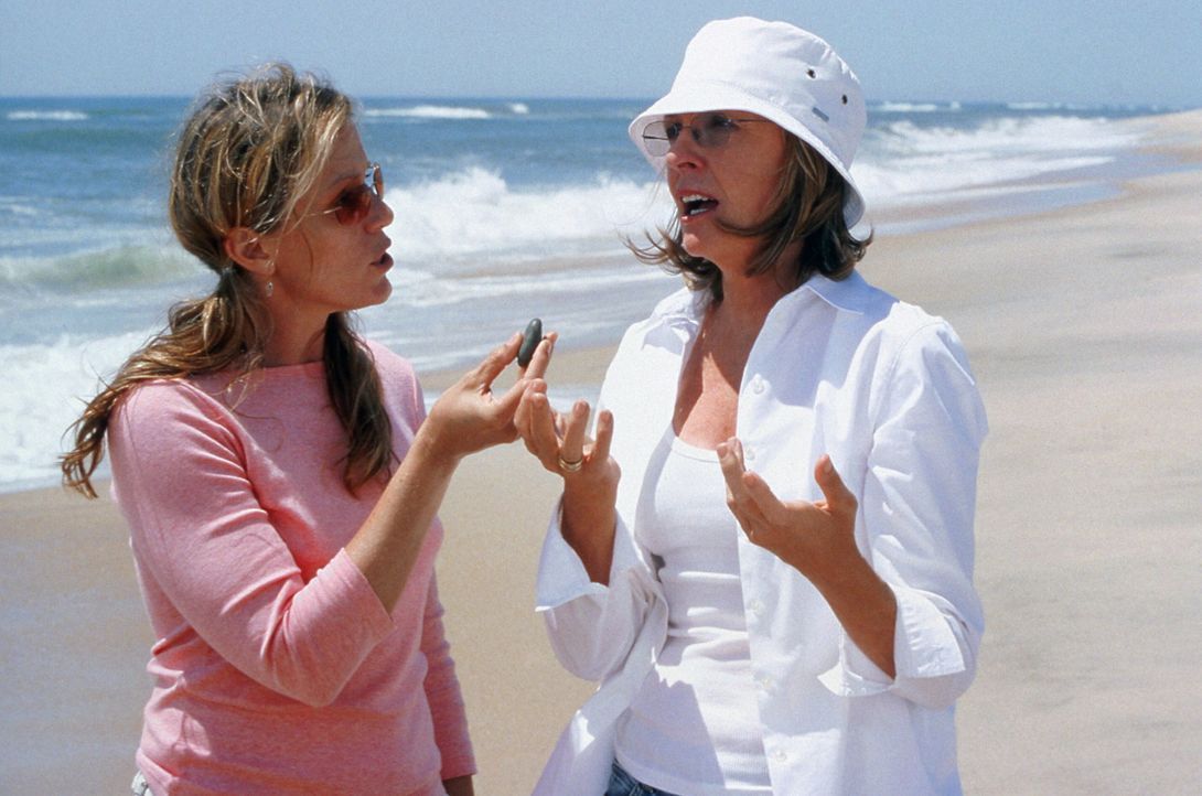 Zoe (Frances McDormand, l.) versucht ihre Schwester Erica (Diane Keaton, r.) zu beruhigen, die total entsetzt über den neuen Freund ihrer Tochter i... - Bildquelle: Warner Bros. Pictures