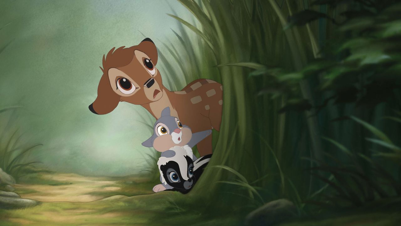 Nach dem Tod seiner Mutter wächst Bambi (oben) unter den Fittichen seines stolzen Vaters heran und hat dabei keinen leichten Stand. Doch mit Hilfe... - Bildquelle: Disney  All rights reserved