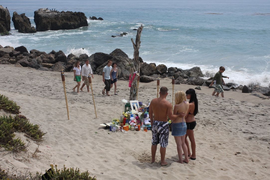 Die Leiche der 15-jährigen Christine wurde gefunden. Um ihr zu gedenken, haben ihre Freunde am Strand eine kleine Gedenkstätte errichtet ... - Bildquelle: Warner Bros. Television