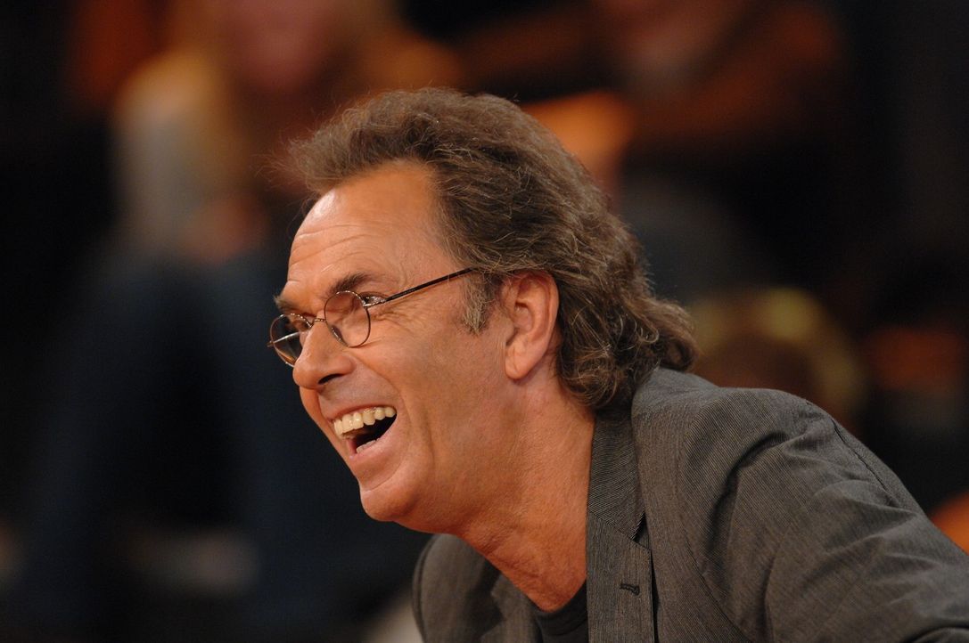 Hugo Egon Balder hat viel Spaß bei der Sendung ... - Bildquelle: Sat.1
