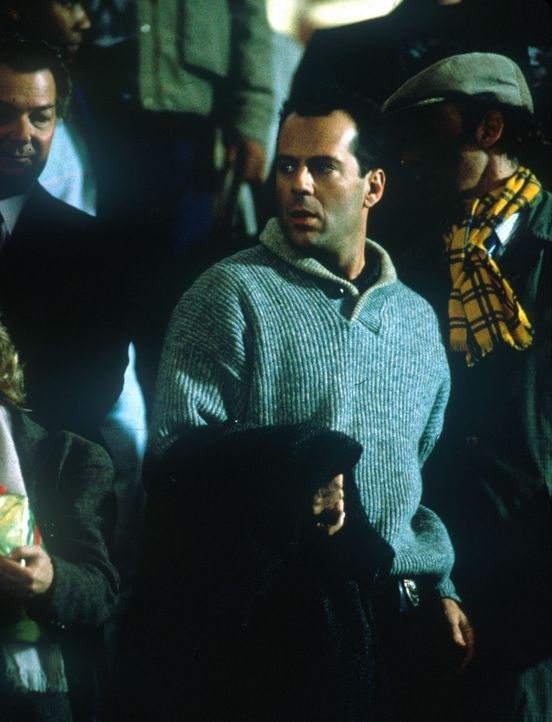 Als der Colonel Stuart mit seinem Terrorkommando den Airport von Washington besetzt, bemerkt nur der Polizist McLane (Bruce Willis), der seine Frau... - Bildquelle: 20th Century Fox