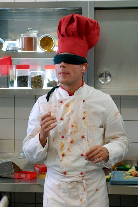 Der Chefkoch eines 5-Sterne-Hotels (Mathias Schlung) kocht mit verbundenen Augen und Ohrenstöpsel um sich voll auf seine Geschmacksnerven zu konzent... - Bildquelle: Max Kohr Sat.1