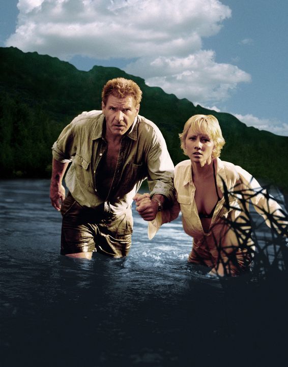 Sechs Tage und sieben Nächte müssen Robin Monroe (Anne Heche, r.) und Quinn Harris (Harrison Ford, l.) zusammen auf einer einsamen Insel übersteh... - Bildquelle: Touchstone Pictures
