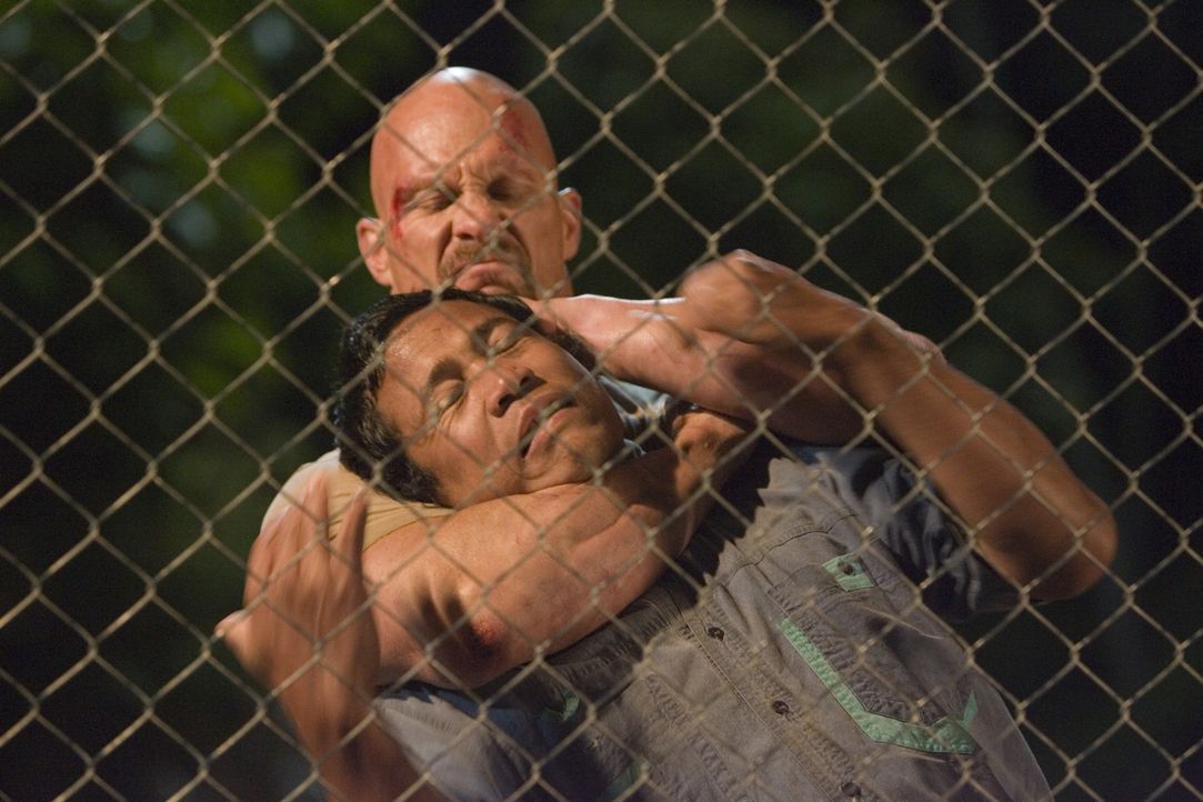 Kämpfen in einer Fernsehshow um die Freiheit: die Schwerverbrecher Conrad (Steve Austin, hinten) und Saiga (Masa Yamaguchi, vorne) ... - Bildquelle: 2007 WWE Films, Inc. All Rights Reserved.