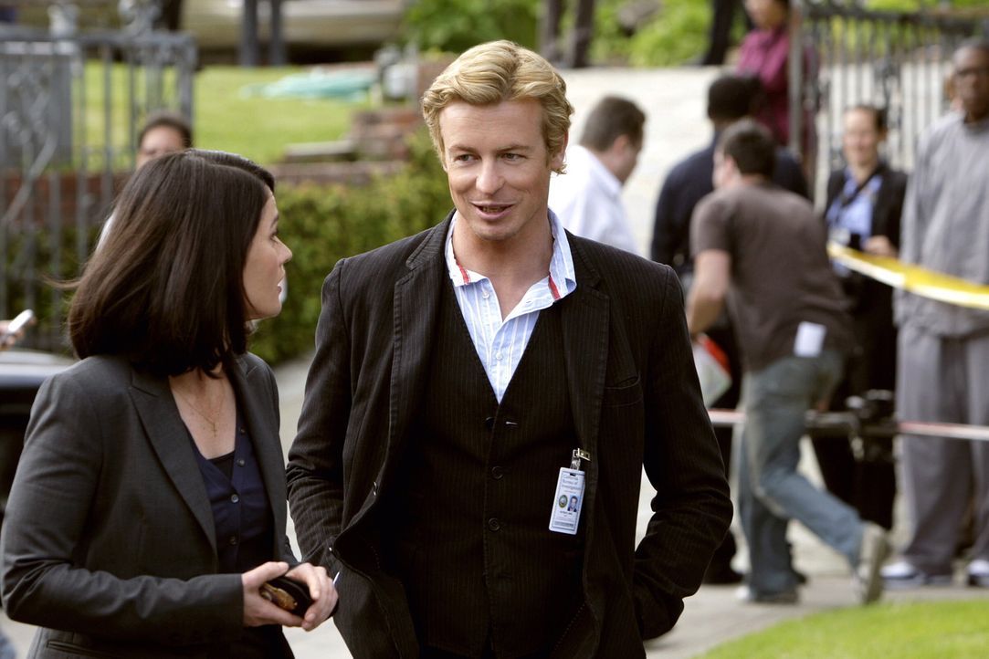 Patrick Jane (Simon Baker, r.), Medium und Berater bei der Polizei, wird mitsamt seiner Kollegin Teresa Lisbon (Robin Tunney, l.) zu einem Einsatzor... - Bildquelle: Warner Bros. Television