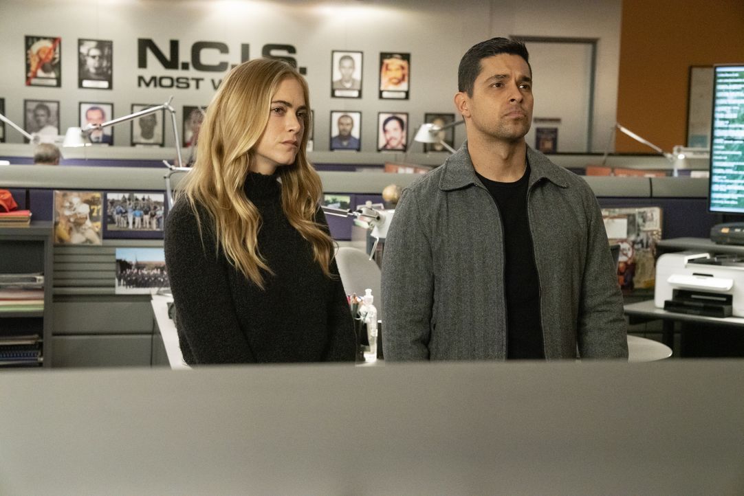 Ellie Bishop (Emily Wickersham, l.); Nick Torres (Wilmer Valderrama, r.) - Bildquelle: Michael Yarish 2019 CBS Broadcasting, Inc. All Rights Reserved. / Michael Yarish