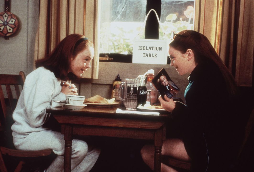 Annie (Lindsay Lohan, l.) und Hallie (Lindsay Lohan, r.) treffen in einem Ferienlager zufällig aufeinander und erfahren so, dass es sie zweimal gib... - Bildquelle: Buena Vista International