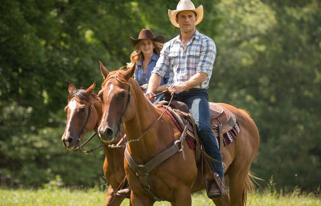Trotz aller Gegensätze und unterschiedlichster Zukunftsplanungen ahnen Luke (Scott Eastwood, r.) und Sophia (Britt Robertson, l.), dass sie beide de... - Bildquelle: 2015 Twentieth Century Fox Film Corporation.  All rights reserved.