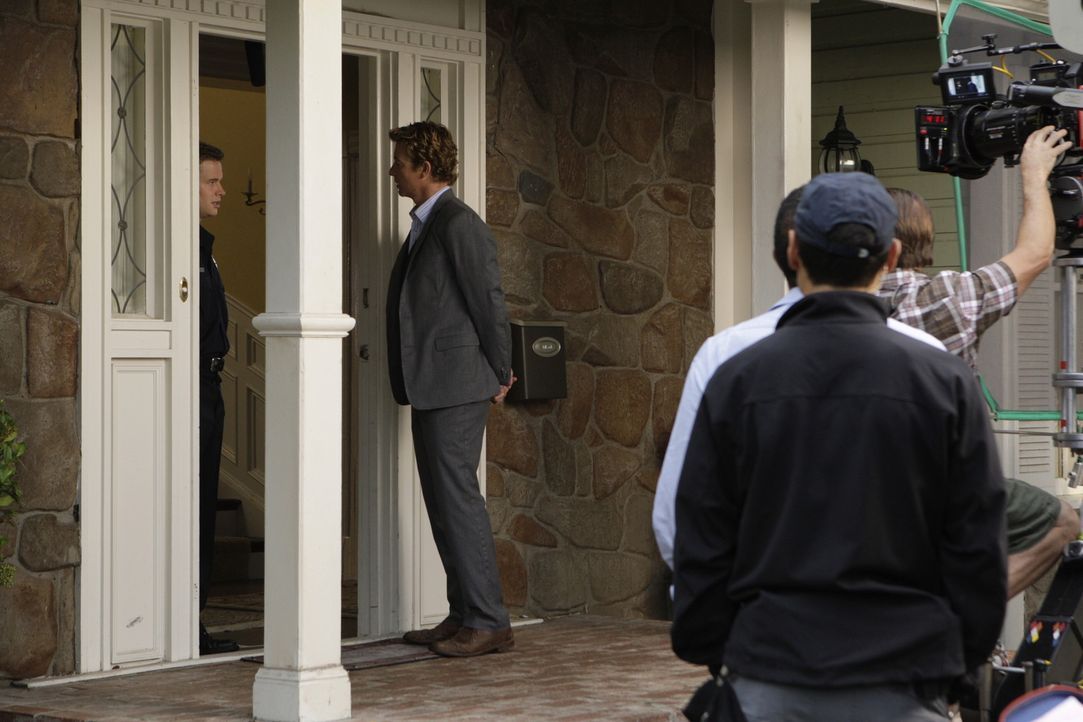 Bei den Dreharbeiten zu "The Mentalist" ... - Bildquelle: Warner Bros. Television