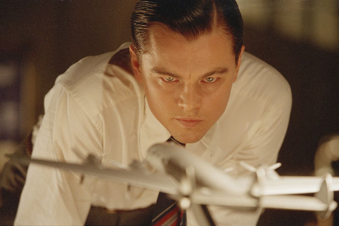 Mit bereits 18 Jahren Erbe der Firma seines Vaters, zieht es Howard Hughes (Leonardo DiCaprio) von Texas nach Hollywood. Dank seines alten Vermögens... - Bildquelle: Miramax International