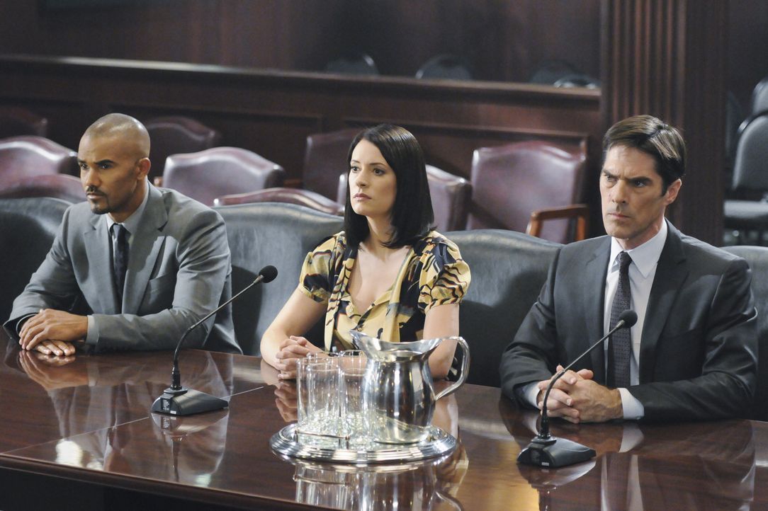 Müssen sich vor einem Komitee des US-Senats für einen Einsatz verantworten: Prentiss (Paget Brewster, M.), Morgan (Shemar Moore, l.) und Hotch (Th... - Bildquelle: ABC Studios