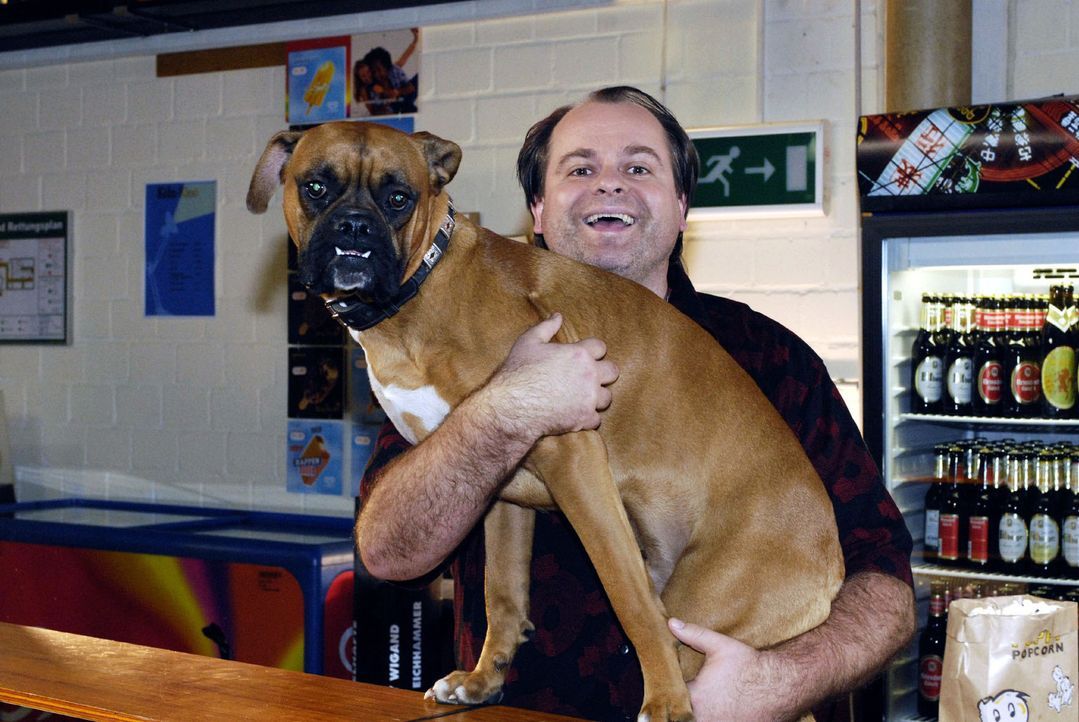 Janine wünscht sich im Kino einen Sitznachbarn, der was mit seiner Zunge kann. Da kommt nur einer in Frage - Karl, die Bulldogge des Platzanweisers... - Bildquelle: Sat.1