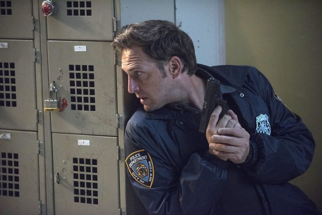Auf der Jagd nach einem Kriminellen geraten Jake (Josh Lucas) und sein Team in Lebensgefahr ... - Bildquelle: 2015 Warner Bros. Entertainment, Inc.