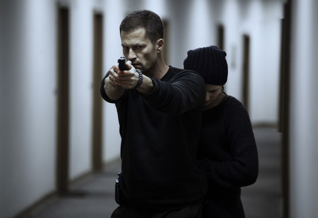 Als das Waisenkind Nina (Luna Schweiger, r.) einen kaltblütigen Mord beobachtet, wird sie ins Zeugenschutzprogramm aufgenommen. Doch der gewissenlos... - Bildquelle: Barefoot Films GmbH 2012/ Warner Bros. Entertainment GmbH 2012