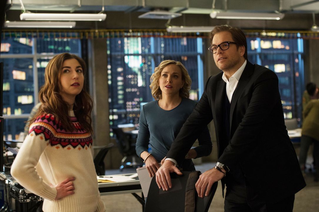 Cable (Annabelle Attanasio, l.) präsentiert Marissa (Geneva Carr, M.) und Bull (Michael Weatherly, r.) ihre Rechercheergebnisse - sie ist fündig gew... - Bildquelle: Jojo Whilden 2016 CBS Broadcasting, Inc. All Rights Reserved