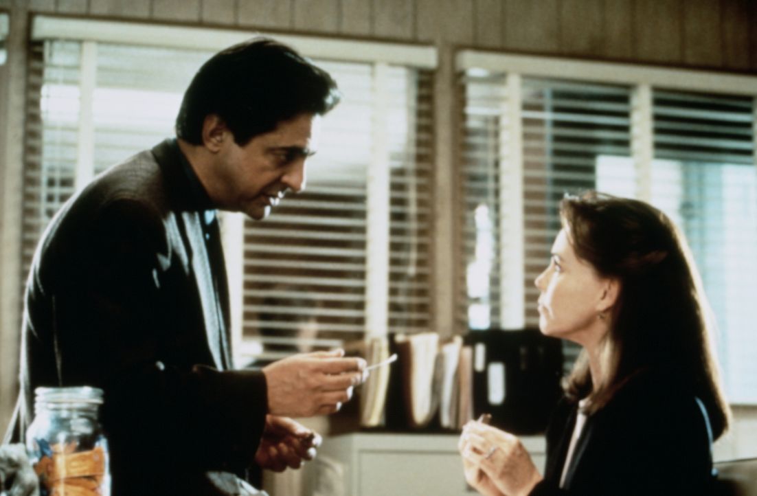 Nur bei Detective Joe Denillo (Joe Mantegna, l.) stößt Karen (Sally Field, r.) für ihr Vorhaben auf Verständnis. Er hilft ihr, Doob ausfindig zu mac... - Bildquelle: Paramount Pictures