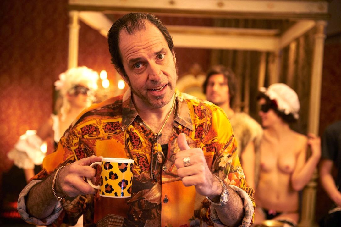 Weiß ganz genau, was seine Kunden wollen: Pornofilmregisseur Volker (Helmfried von Lüttichau) ... - Bildquelle: SAT.1