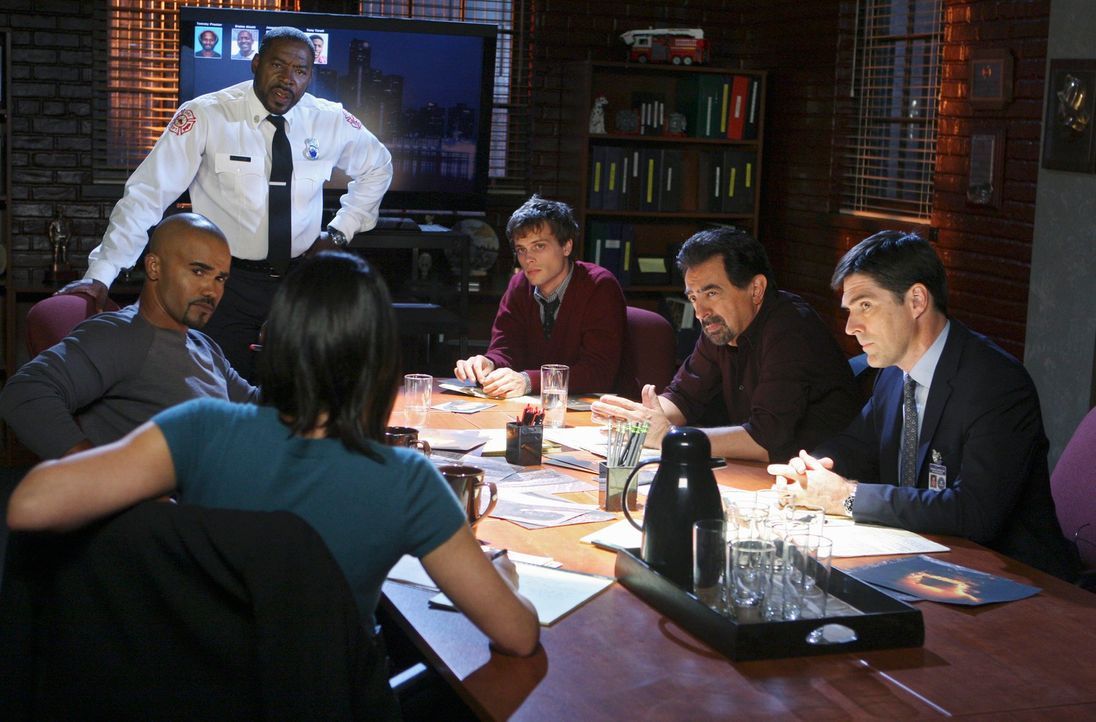 Versuchen einen Serientäter zur Strecke zu bringen: (v.l.n.r.) Morgan (Shemar Moore), Lt. Al Garner (Ernie Hudson), Prentiss (Paget Brewster), Reid... - Bildquelle: ABC Studios