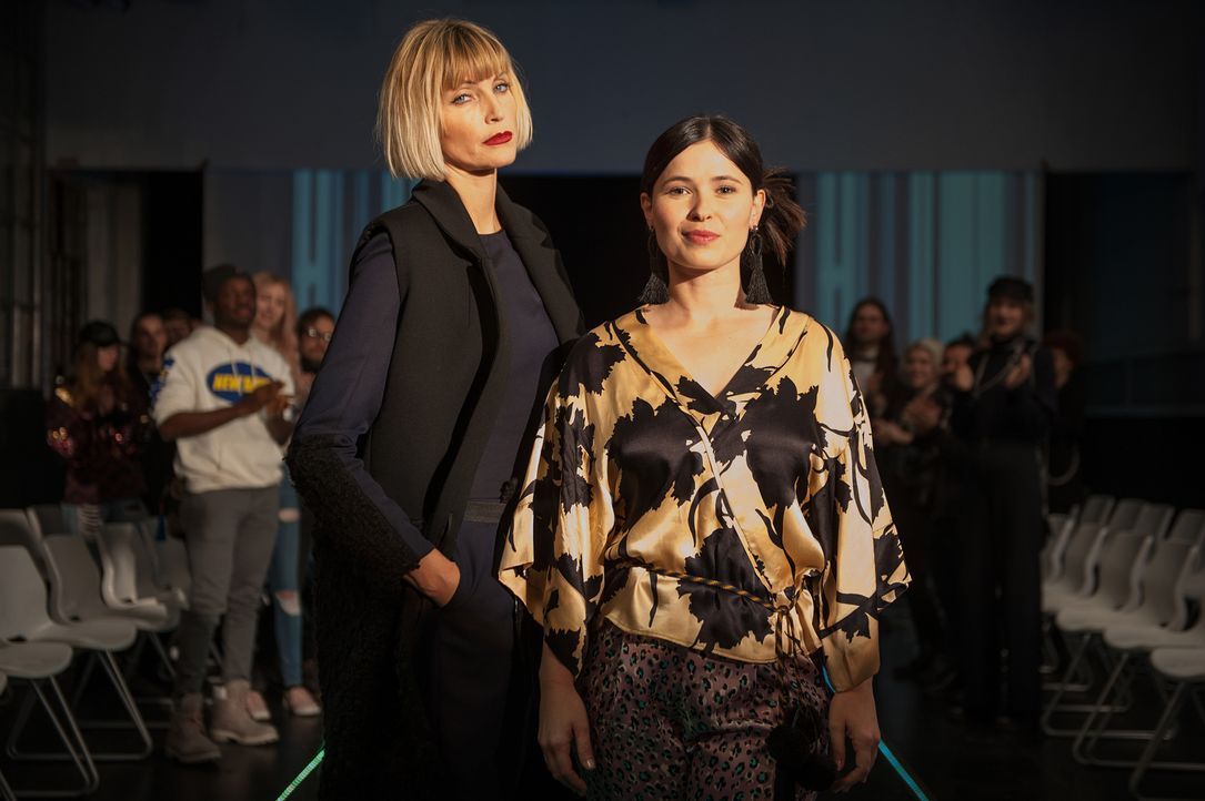 Mit einer gemeinsamen Modekollektion soll Mandy unter ihrem Künstlernamen Mia der Durchbruch und Agnes van Beuyten (Nadja Auermann, r.) das Comeback... - Bildquelle: Britta Krehl SAT.1