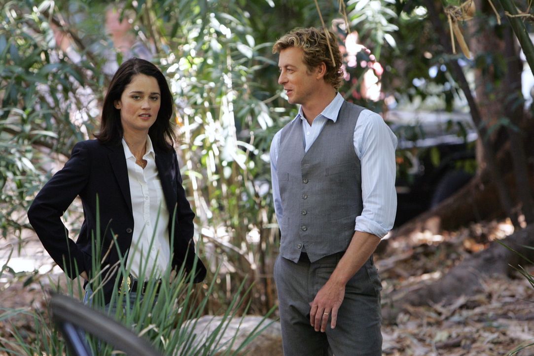 Mit allen Mitteln wollen Teresa (Robin Tunney, l.) und Patrick (Simon Baker, r.) den Mord an Rosemary Tennant aufdecken ... - Bildquelle: Warner Bros. Television