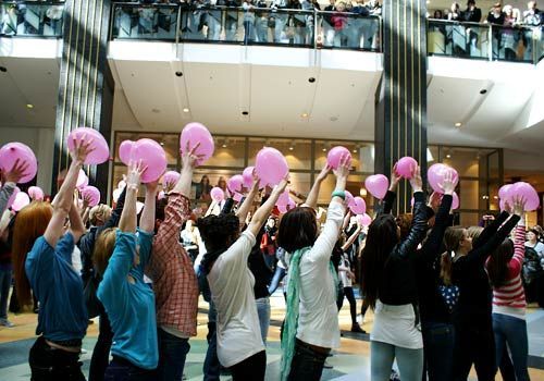 Das Finale des Flashmobs - rosa Herz-Luftballons werden in die Höhe gehalten. - Bildquelle: Danilo Brandt - Sat1