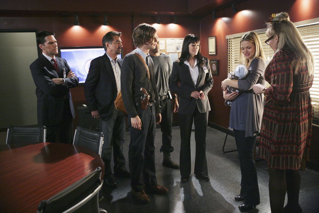 Zur Freude ihrer Kollegen Hotch, Rossi, Reid, Morgan, Prentiss und Penelope kommt JJ (AJ Cook, 2.v.r.) mit ihrem Baby ins Revier ... - Bildquelle: Touchstone Television