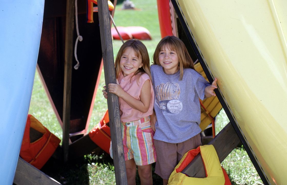 Waisenkind Amanda (Mary-Kate Olsen, r.) und Alyssa (Ashley Olsen, l.), Tochter eines Multimillionärs, verbringen die Ferien im gleichen Sommercamp.... - Bildquelle: Warner Bros.
