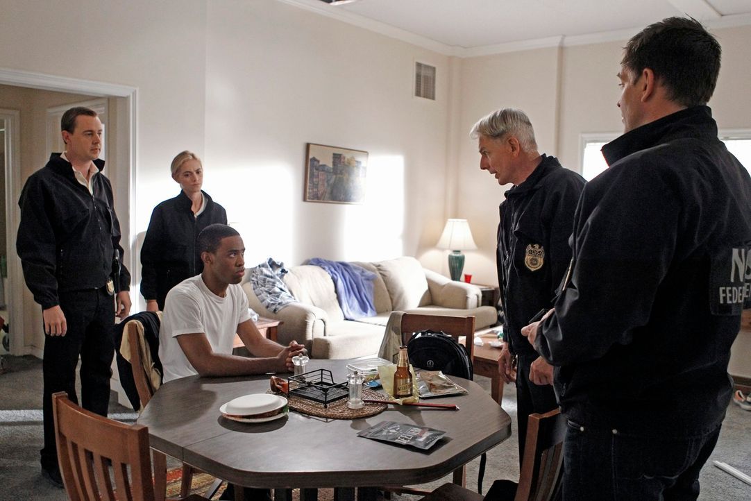 Was weiß Leutnant Burke (Titus Makin Jr., 3.v.l.) über den Mord an einem Marineoffizier? McGee (Sean Murray, l.), Bishop (Emily Wickersham, 2.v.l.),... - Bildquelle: CBS Television