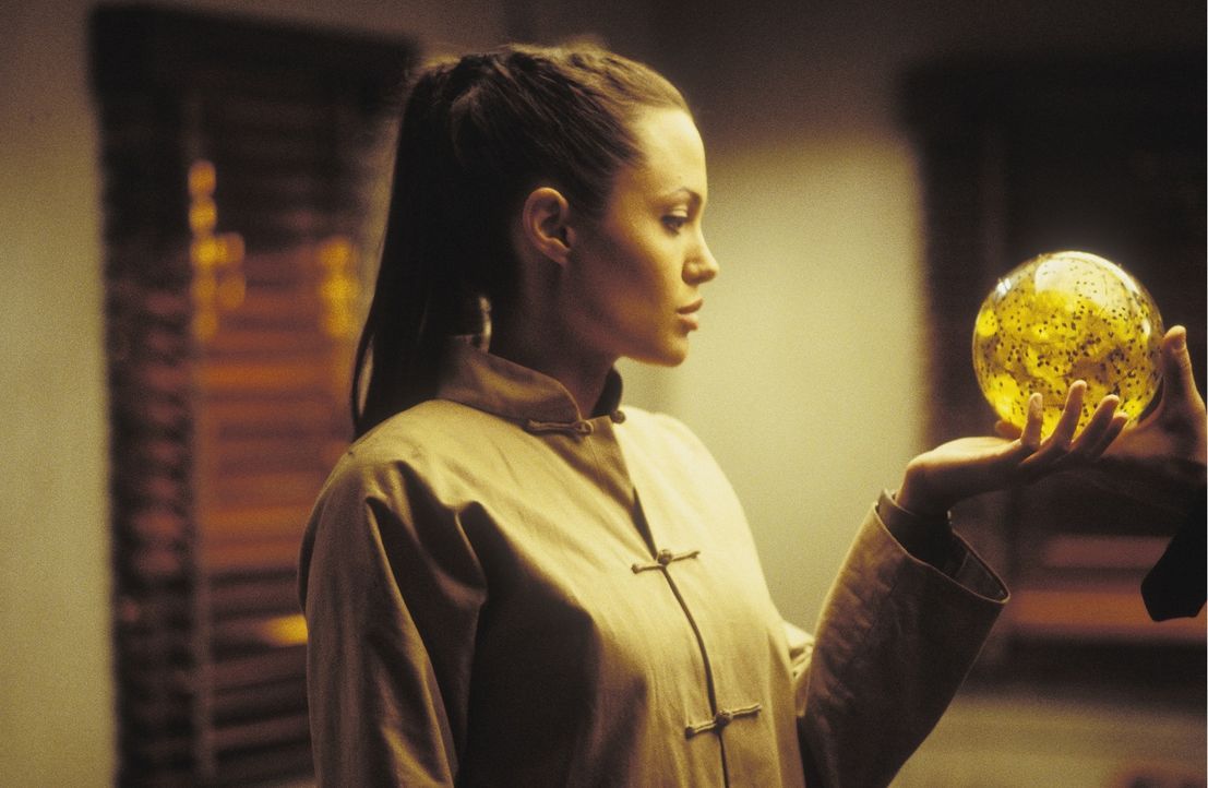 Ohne Hilfe kann sie die gefundene Kugel nicht entschlüsseln, doch zu Reiss kann Lara (Angelina Jolie) nicht gehen - er würde Böses auf die Welt losl... - Bildquelle: 2003 by Paramount Pictures. All Rights Reserved.