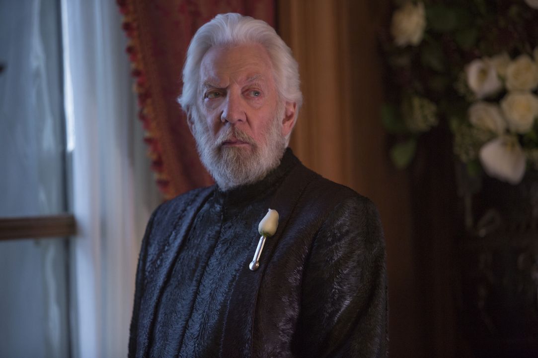 Diktator Coriolanus Snow (Donald Sutherland) ist nur noch davon besessen, Freiheitsikone Katniss Everdeen endgültig zu vernichten. Dafür ist ihm jed... - Bildquelle: Murray Close TM & © 2015 Lions Gate Entertainment Inc. All rights reserved. / Murray Close