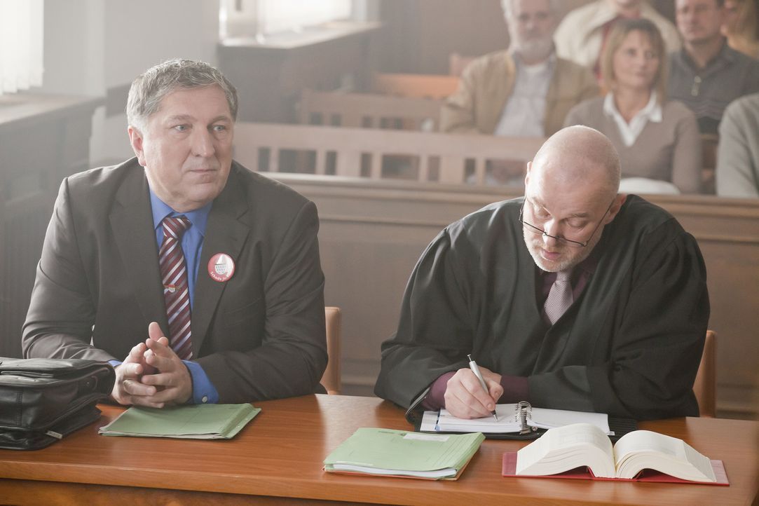 Bei einem neuen Fall, nimmt es Danni mit dem Oberbürgermeister von Köln, Herrn Schade (Veit Stübner, l.) und seinem Anwalt (Conrad Geier, r.) auf... - Bildquelle: SAT.1