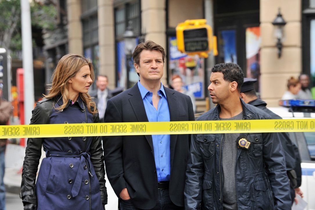 Als Beckett (Stana Katic, l.), Castle (Nathan Fillion, M.) und Esposito (Jon Huertas, r.) feststellen, dass Homeland Security den Tatort versiegelt... - Bildquelle: ABC Studios