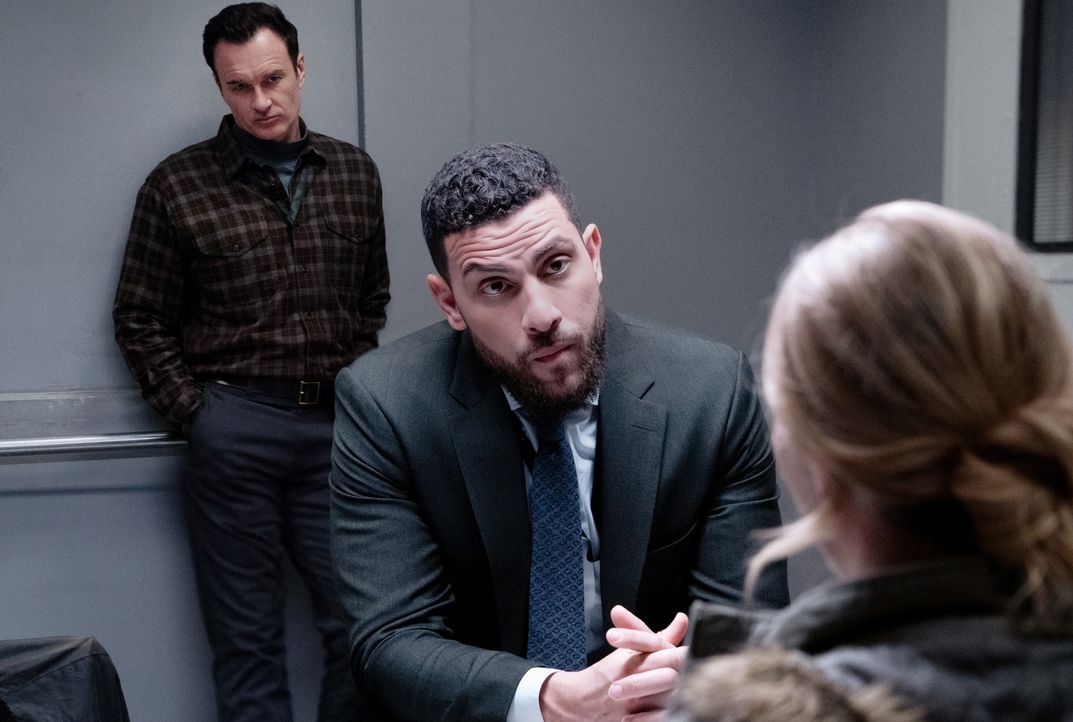 American Dreams - Jess LaCroix (Julian McMahon, l.); Special Agent Omar Adom 'OA' Zidan (Zeeko Zaki, r.) - Bildquelle: Mark Schafer 2020 CBS Broadcasting, Inc. All Rights Reserved. / Mark Schafer
