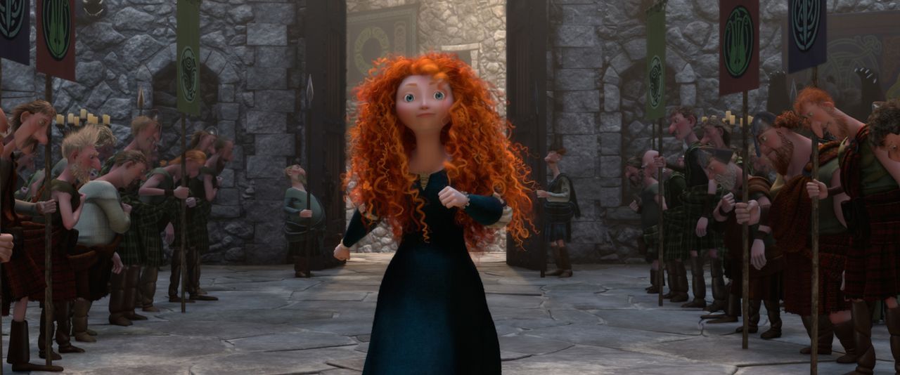 Die eigenwillige Merida (M.) sträubt sich gegen die Rolle der eleganten Königstochter und möchte ihr Schicksal selbst in die Hand nehmen. Doch als s... - Bildquelle: Disney/Pixar. All rights reserved