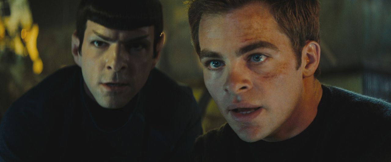 Kirk (Chris Pine, r.) und Spock (Zachary Quinto, l.) sind zunächst erbitterte Konkurrenten. Während sich Kirk auf sein Bauchgefühl verlässt, geht Sp... - Bildquelle: Paramount Pictures