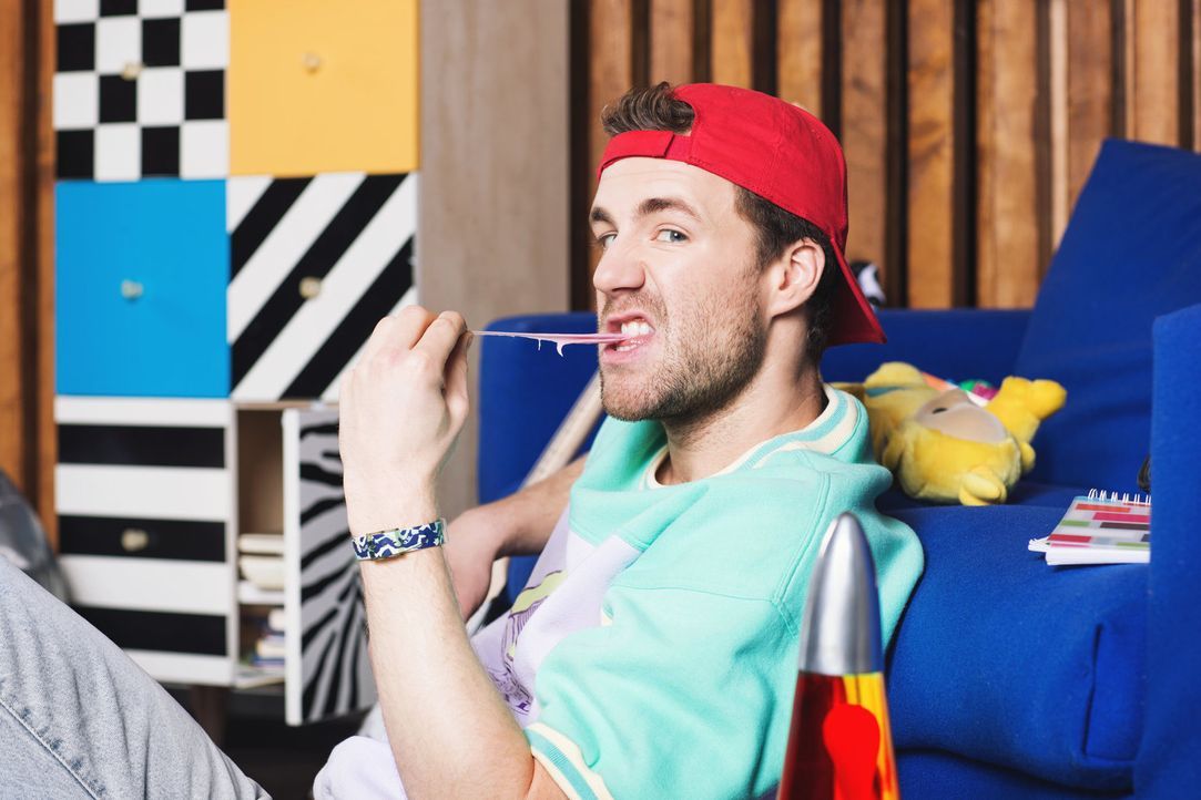 Jeder verbindet persönliche Erinnerungen und Highlights mit den 90ern. Zusammen mit seinen Gästen nimmt Luke Mockridge die Zuschauer in Video-Beiträ... - Bildquelle: Boris Breuer SAT.1