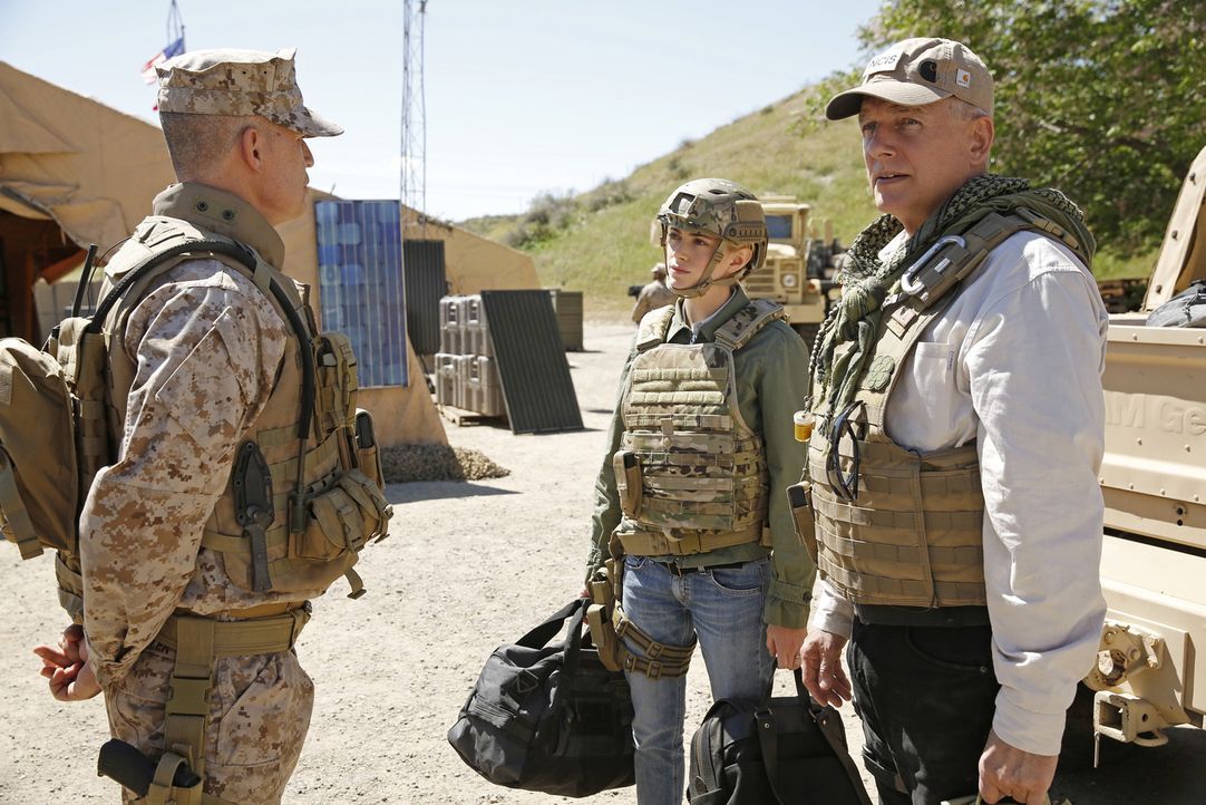 Um einen neuen Mordfall aufzuklären, reisen Gibbs (Mark Harmon, r.) und Bishop (Emily Wickersham, M.) nach Afghanistan, denn ein Mord an einem Marin... - Bildquelle: Greg Gayne CBS Television