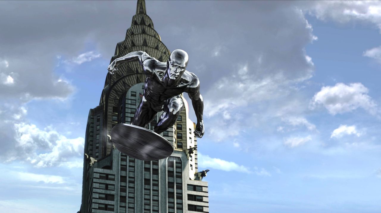 Überall auf der Erde wird der "Silver Surfer" (Doug Jones) gesichtet und versetzt die Menschen in Angst und Schrecken ... - Bildquelle: Twentieth Century Fox