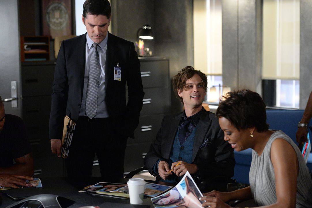 Ein neuer Fall wartet auf Tara (Aisha Tyler, r.), Reid (Matthew Gray, M.) und Hotch (Thomas Gibson, l.) ... - Bildquelle: Darren Michaels ABC Studios